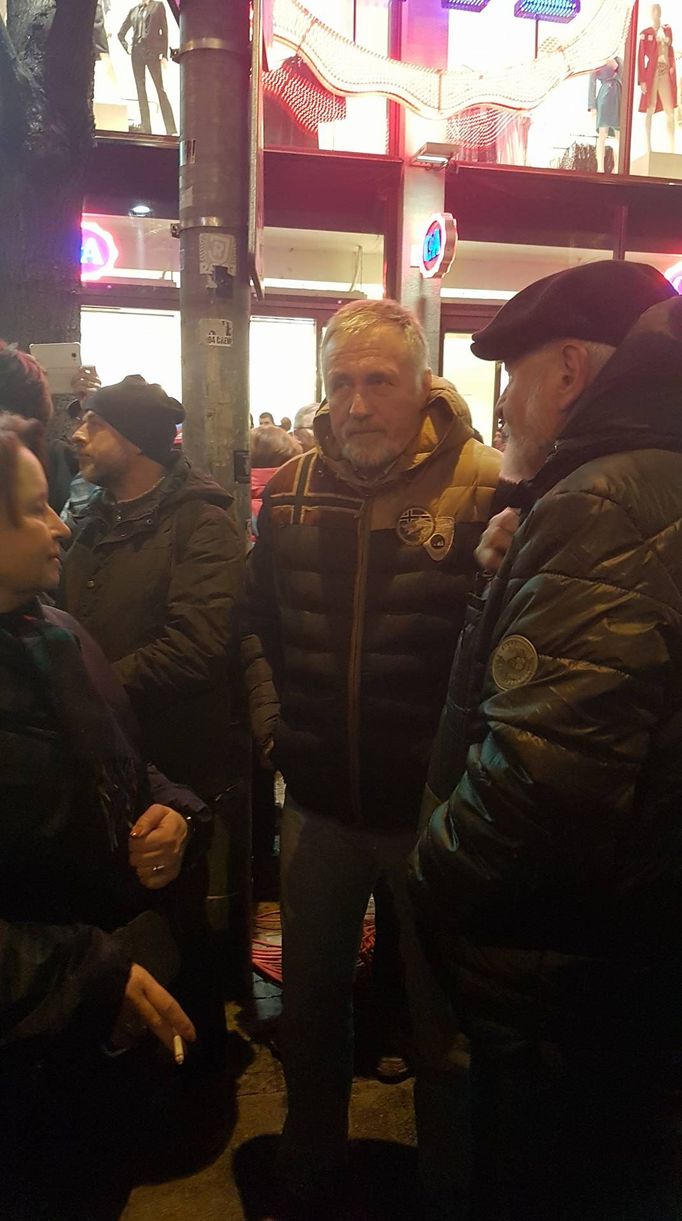 Expremiér Mirek Topolánek na pražské demonstraci proti Zdeňku Ondráčkovi.