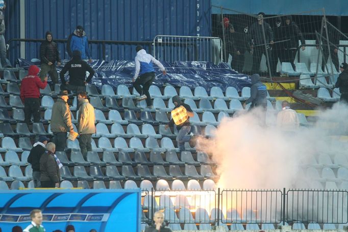 EL, Slovan-Sparta: řádění fanoušků