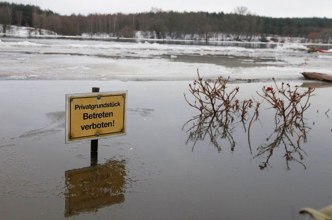 Na ceduli stojí: "Nevstupovat, soukromý pozemek".