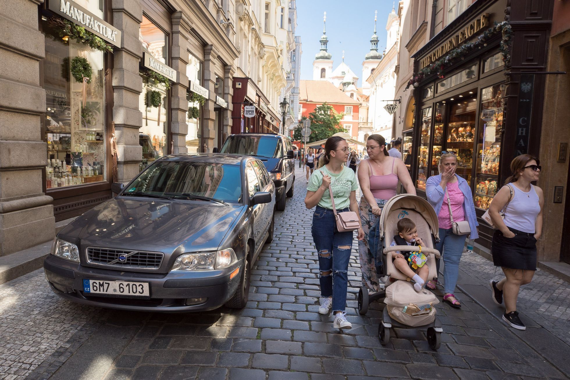 Přeplněné centrum Praha auty, automobilismus, parkování, modré zóny, automobilová doprava