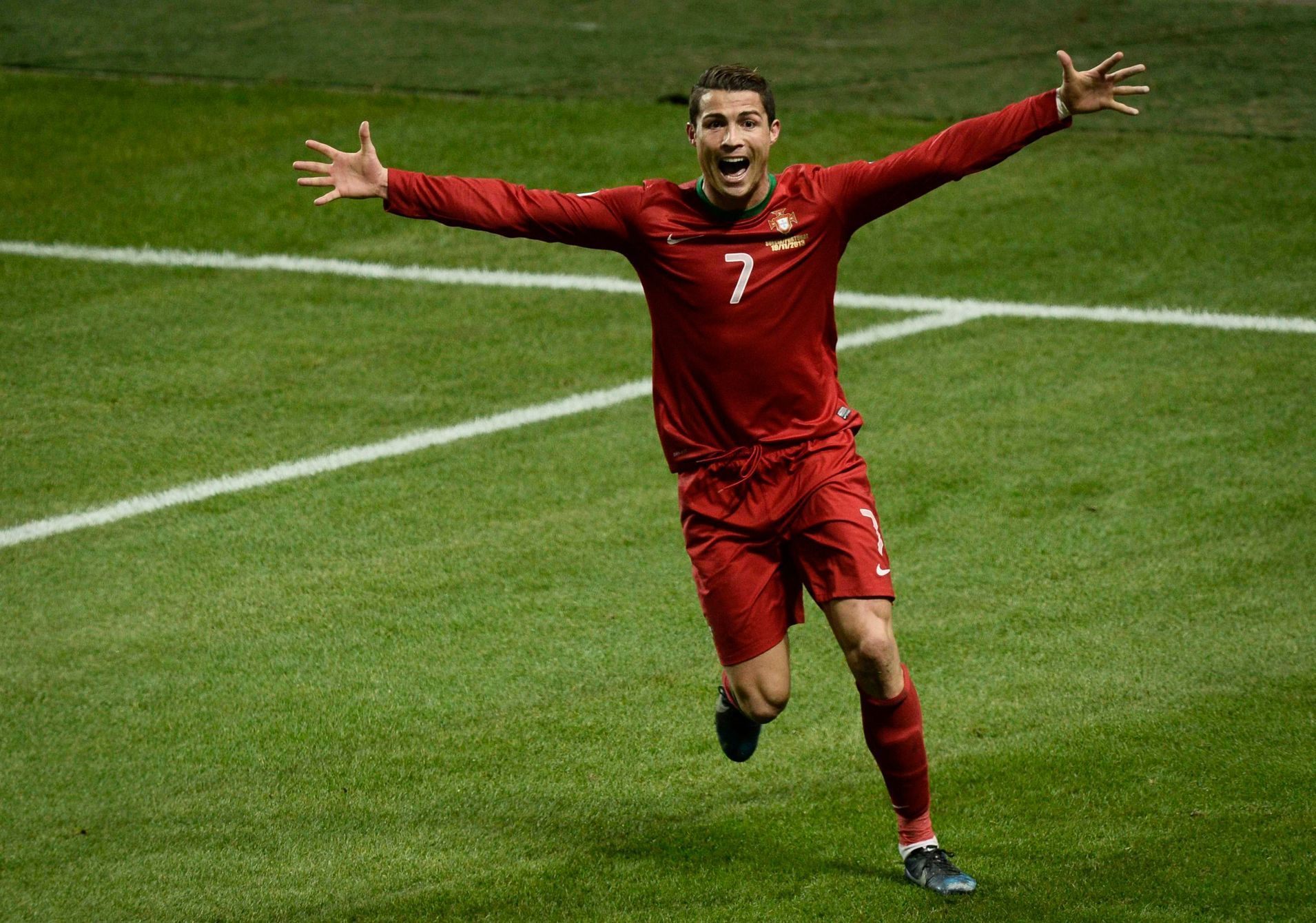 Ronaldo slaví gól, který vstřelil v baráži Švédům
