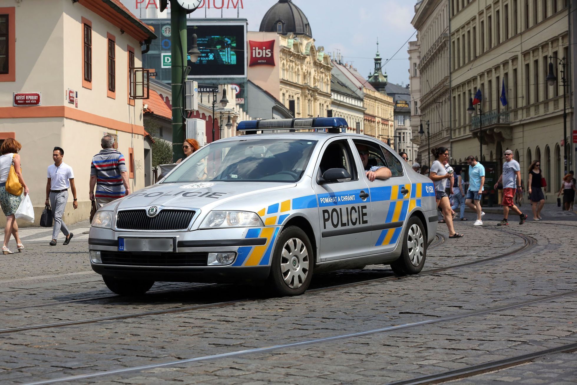 Policie ČR / Státní policie / Policejní auto / Policejní hlídka / Ulice / Náměstí Republiky / Ilustrační foto / Praha / Léto / 2018 / 1