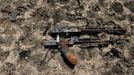 The remains of weapons are pictured near a destroyed vehicle used by Islamist rebels on the road between Diabaly and Timbuktu in Mali January 30, 2013. REUTERS/Benoit Tessier (MALI - Tags: POLITICS CONFLICT) Published: Led. 30, 2013, 10:06 odp.