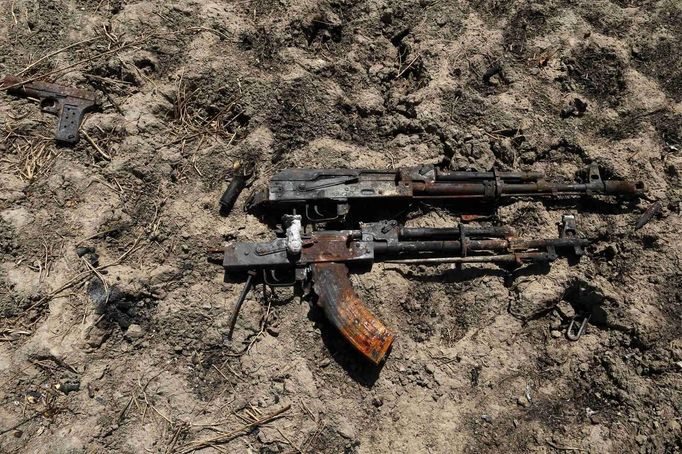 The remains of weapons are pictured near a destroyed vehicle used by Islamist rebels on the road between Diabaly and Timbuktu in Mali January 30, 2013. REUTERS/Benoit Tessier (MALI - Tags: POLITICS CONFLICT) Published: Led. 30, 2013, 10:06 odp.