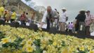 A man lays a flower into a pond for victims of the 2002 Bali bomb attack during the commemoration service for the 10th anniversary of the Bali bombing in Garuda Wisnu Kencana (GWK) cultural park in Jimbaran, Bali October 12, 2012. Eighty-eight Australians were among the 202 people killed in the attacks on the Sari Club and Paddy's Bar at the popular tourist area of Kuta on October 12, 2002. REUTERS/Beawiharta (INDONESIA - Tags: ANNIVERSARY POLITICS TPX IMAGES OF THE DAY) Published: Říj. 12, 2012, 7:09 dop.