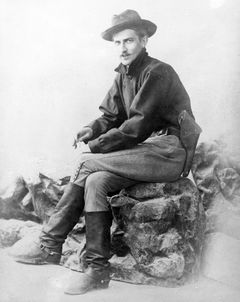 Stephen Crane jako válečný zpravodaj, studiový portrét z Atén, 1897.