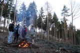 At 7 am in the Krušné hory (Ore Mountains) it is extremely cold. The first thing Kubas's employees do is make a fire to get warm. Only then they start struggling with the frozen branches covered with snow.