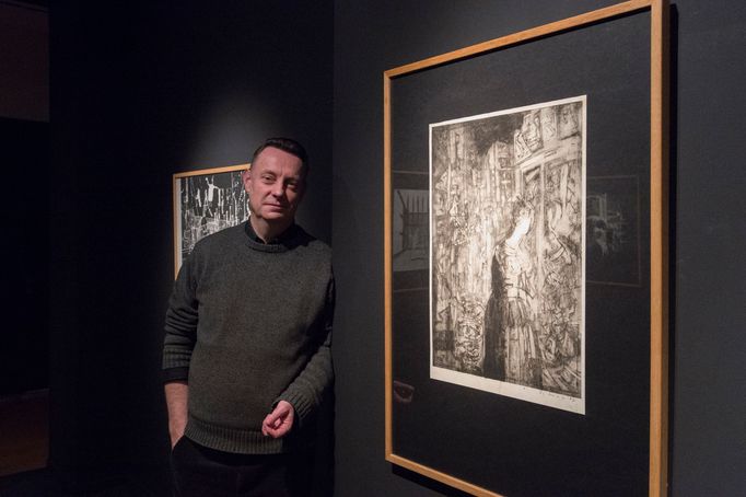 Kurátor obou výstav Richard Drury u grafiky Karla Součka nazvané Před výkladní skříní z roku 1963.