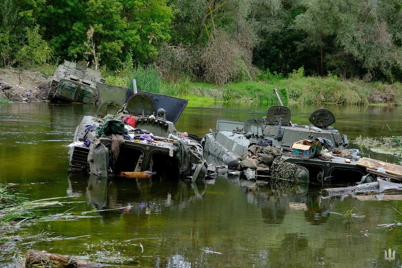 Obrněné vozy, které Rusové zanechali v Charkovské oblasti po nevydařeném pokusu překonat řeku.