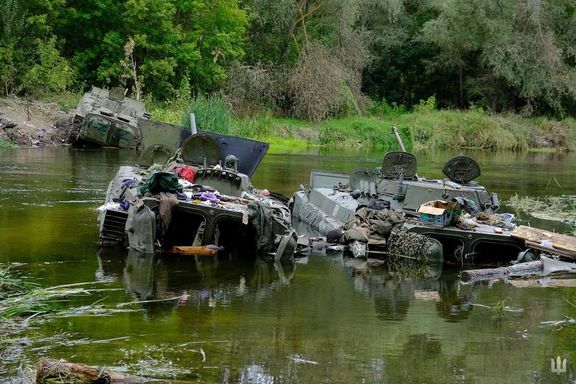 Obrněné vozy, které Rusové zanechali v Charkovské oblasti po nevydařeném pokusu překonat řeku.