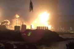 V Číně vybuchla továrna, z místa šlehají mohutné plameny
