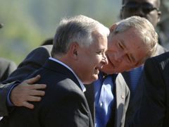Bush s Kaczyńským: výraz tváře říká všechno. Polsko se cítí vyřazeno ze hry.