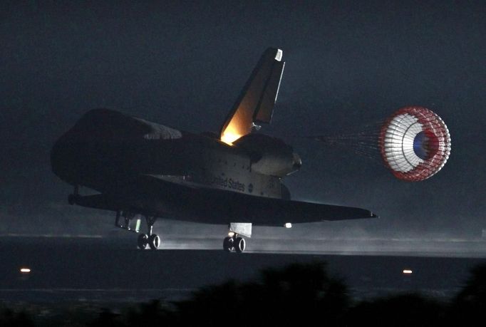 Space shuttle Endeavour lands at the Kennedy Space Center in Cape Canaveral, Florida in this June 1, 2011, file photo. The space shuttle Endeavour, built to replace NASA's lost ship Challenger, prepared for a final flight on September 17, 2012, heading not into orbit but west to a Los Angeles museum. REUTERS/Joe Skipper/Files (UNITED STATES - Tags: SCIENCE TECHNOLOGY) Published: Zář. 16, 2012, 5:53 odp.