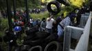 Several coal miners place tyres onto a barricade on the A-66 motorway in Vega del Rey, near Oviedo, northern Spain, June 4, 2012. Spain's economy is contracting for the second time since late 2009 and four years of stagnation and recession have pushed unemployment above 24 percent, the highest rate in the European Union. REUTERS/Eloy Alonso (SPAIN - Tags: POLITICS CIVIL UNREST BUSINESS EMPLOYMENT SOCIETY) Published: Čer. 4, 2012, 11:02 dop.