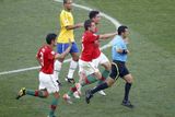 Portugalci přemlouvají rozhodčího, aby dal červenou kartu Juanovi poté, co rukou zastavil míč na nabíhajícího Dudu
