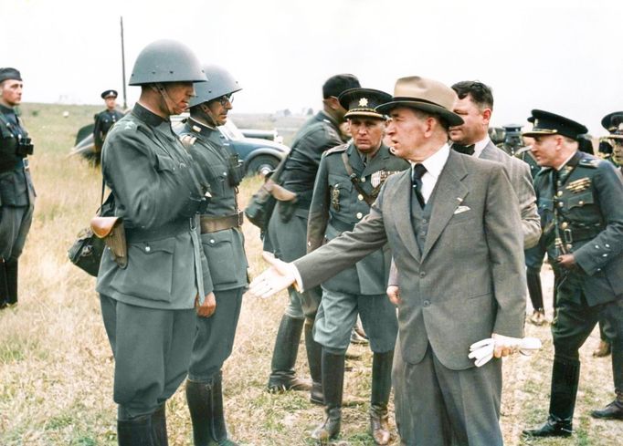 Edvard Beneš při prohlídce teritoriální protiletecké obrany 9. června 1938. Kolorováno