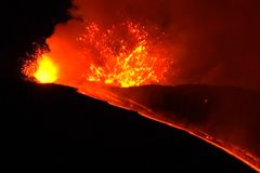 Video: Etna se opět probudila. Takhle sopka chrlila lávu a rozzářila noční oblohu