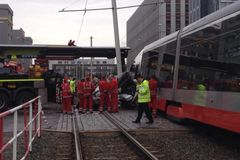 V pražských Strašnicích vykolejila tramvaj, na místě byl jeden zraněný