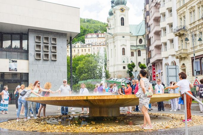 Turisté u jednoho z vřídel v Karlových Varech. Ilustrační snímek z roku 2017.