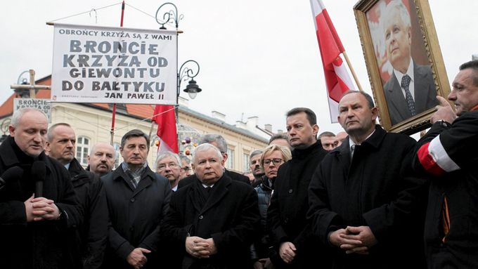 Jaroslaw Kaczyński (uprostřed)