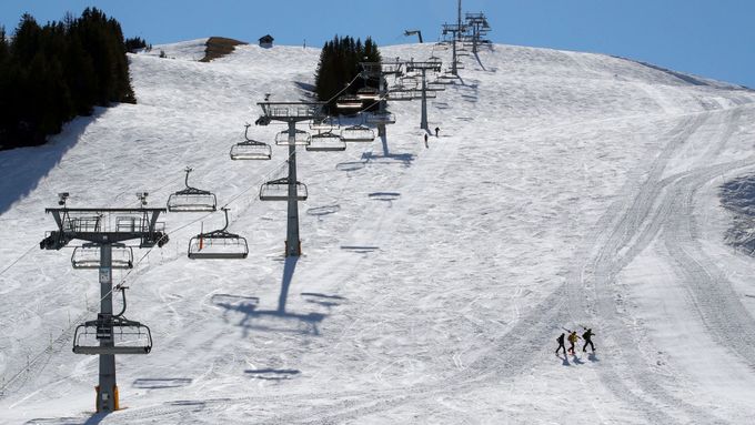 Sjezdovky v Alpách se vyprázdnily. Kvůli koronaviru další lyžaři nepřijíždějí.