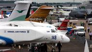 Aerosalon se odehrává na letišti Le Bourget blízko Paříže. V popředí je Gulfstream G550 izraelských vzdušných sil.