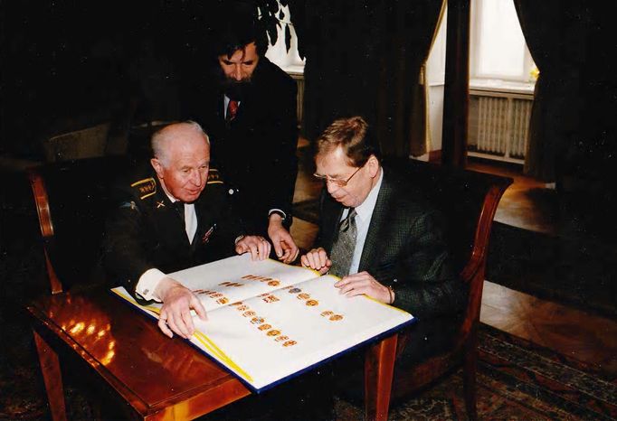 Jiří Louda s Václavem Havlem (1997).