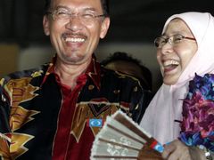 Anwar Ibrahim oslavuje s manželkou své volební vítězství. Byla to právě Anwarova choť Wan Azíza Wan Ismailová, kdo rezignací na svůj poslanecký mandát vyvolal doplňkové volby v Penangu. V březnových volbách totiž v daném okrsku zvítězila coby šéfka strany Keadilan ona