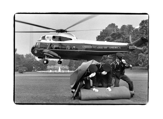 Annie Leibovitz: Richard Nixon opouští Bílý dům, Washington, D.C., 1974.