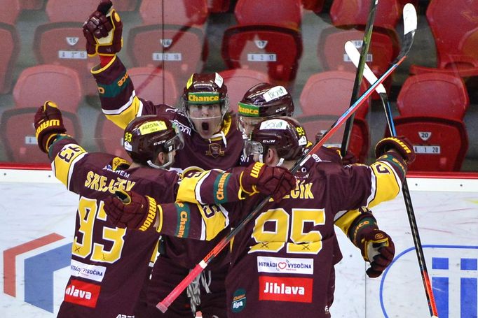 6. finále, Chance liga, HC Dukla Jihlava - HC Rytíři Kladno: Jiří Fronk se raduje se spoluhráči po vstřelené brance proti Kladnu