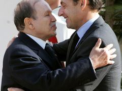 Alžírský prezident Abdalazíz Buteflika vítá svého francouzského kolegu Nicolase Sarkozyho.