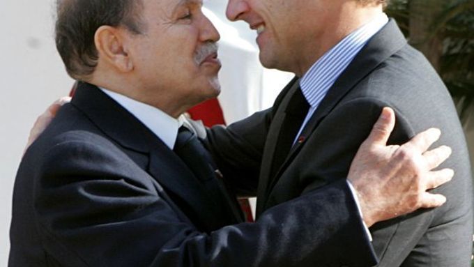 Alžírský prezident Abdalazíz Buteflika s francouzským prezidentem Nicolasem Sarkozym.