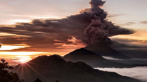 Sopka Agung vybouchne v řádu hodin, místním se uleví, evakuují se i zvířata, říká Čech z Bali