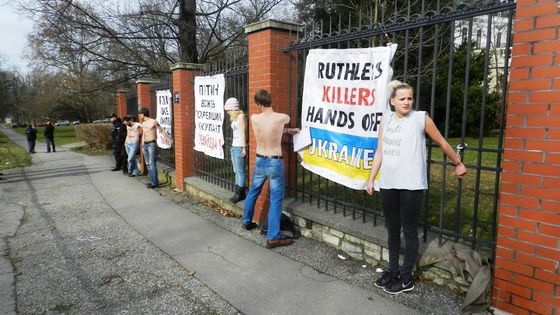 Skupina oMEN protestu na ambasádě.