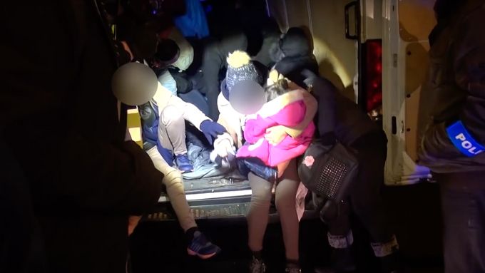 Policisté zadrželi tři převaděče, v dodávce vezli 22 cizinců