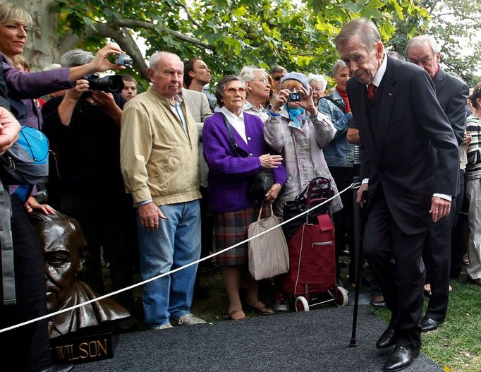 Václav Havel odchází z odhalení Wilsonovy sochy.