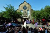 Přesto se do kostela Canongate Kirk v centru Edinburghu na svatbu přišla podívat celá řada hostů z řad britské aristokracie.