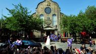 Přesto se do kostela Canongate Kirk v centru Edinburghu na svatbu přišla podívat celá řada hostů z řad britské aristokracie.