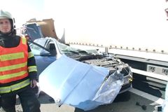 Řidič na obchvatu Olomouce přehlédl kolonu, naboural do nákladního auta a zemřel