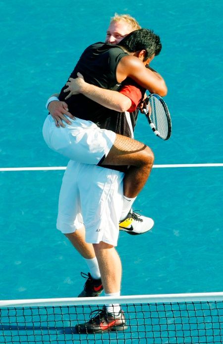 Ind Leander Paes slaví s Čechem Lukášem Dlouhým triumf ve finále US Open