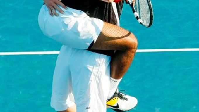 Ind Leander Paes slaví s Čechem Lukášem Dlouhým triumf ve finále US Open.