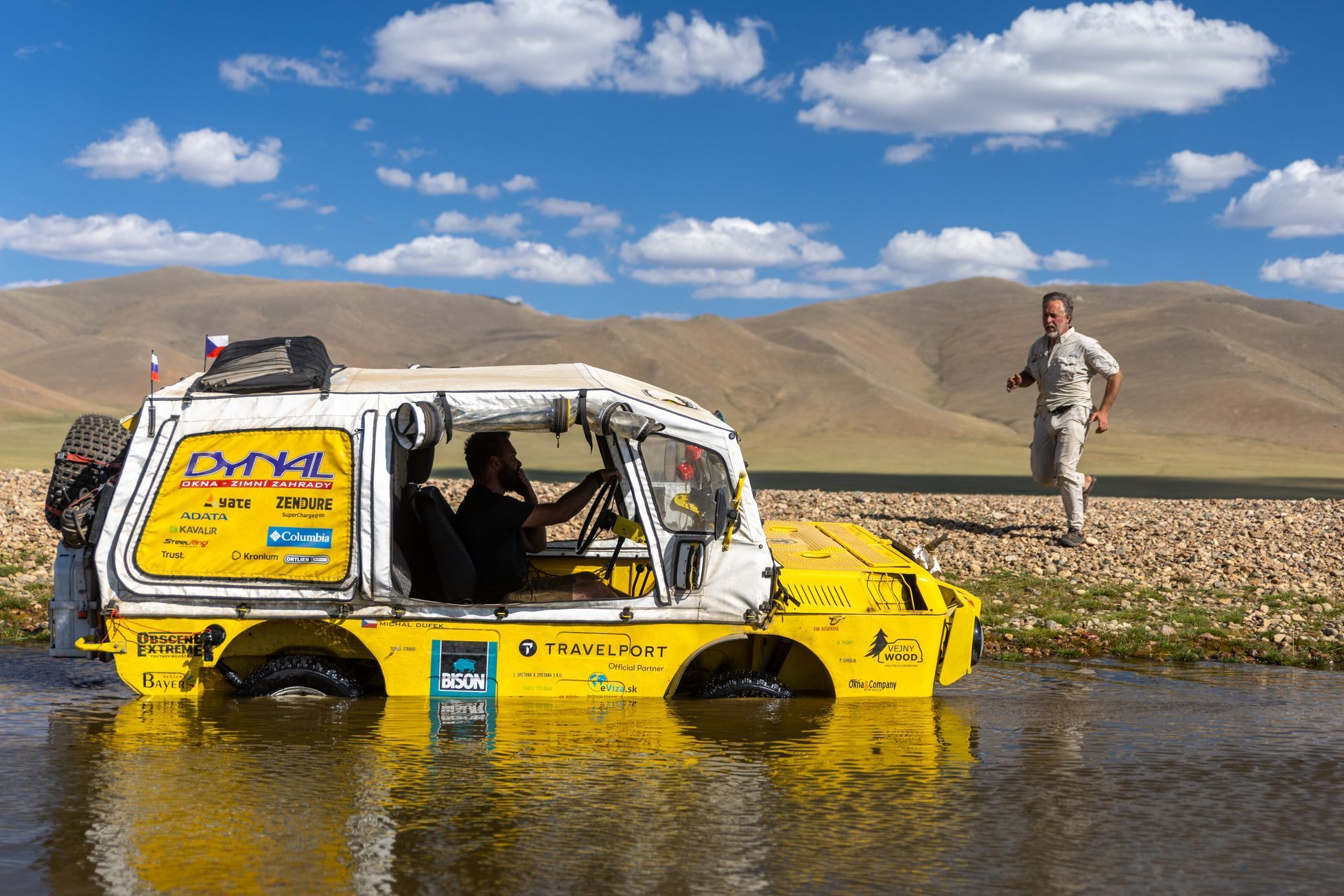 Žlutá žába pluje