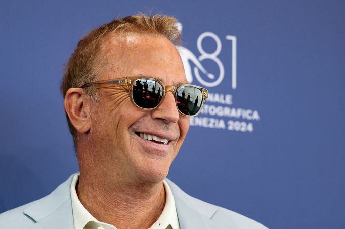 Kevin Costner na benátském festivalu.