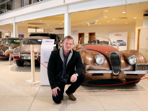 Filip Turek je prezident českého Jaguar Klubu. Za ním parkuje legendární model značky Jaguar, kabriolet XK 120.