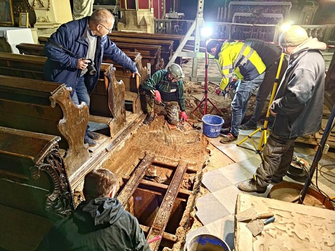 Vyzvedávání ostatků Arnošta Z Pardubic. Kostel Nanebevzetí Panny Marie, Kladsko, Polsko