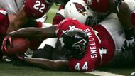 Running back Jason Snelling (s číslem 44) z týmu Atlanta Falcons skáče pro one yard touchdown.