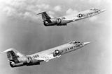 I díky tomu byl letoun, který podnikl premiérový let 4. března 1954, první stíhačkou, jež dokázala dvojnásobně překonat rychlost zvuku. Formace dvou stíhaček Lockheed F-104A-15-LO amerického letectva, snímek ze 60. let.