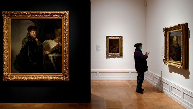 Ústředním dílem výstavy byl jediný Rembrandtův obraz v českých sbírkách, Učenec ve studovně (vlevo) z roku 1634.