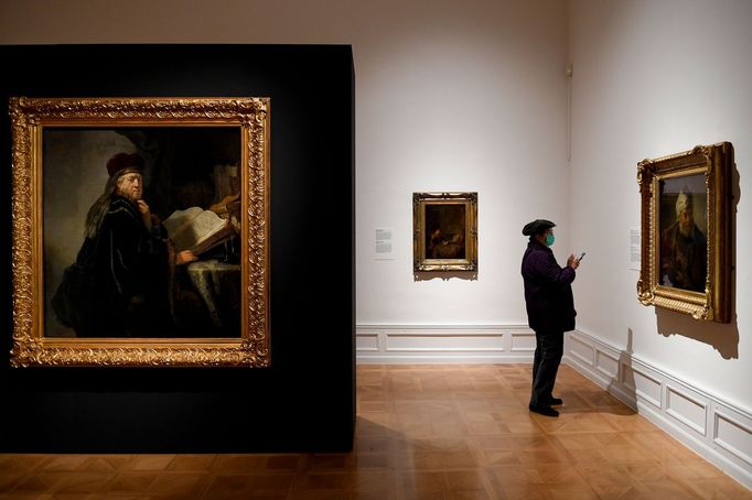 Návštěvníci si ve čtvrtek po zmírnění opatření proti šíření nového typu koronaviru prohlédli výstavu Rembrandt: Portrét člověka v pražské Národní galerii.