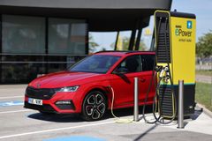 Měli byste se bát ojetých plug-in hybridů? Proč jsou na tom dobíjecí "lemplové" líp